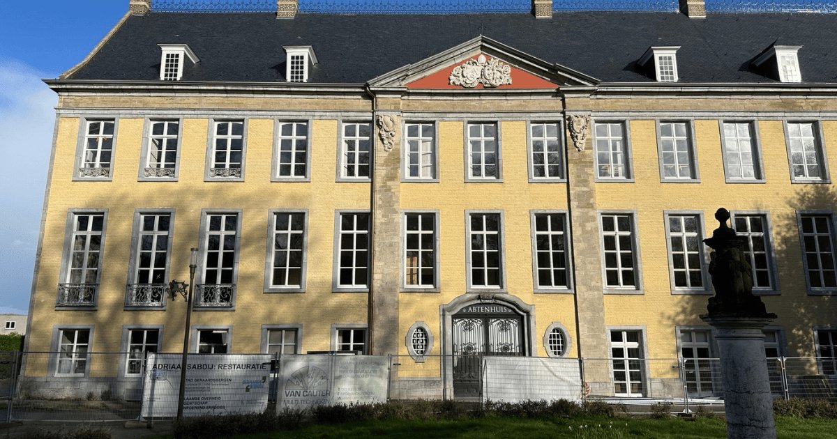 Gele gevel van het Abtenhuis in Geraardsbergen tijdens de restauratie