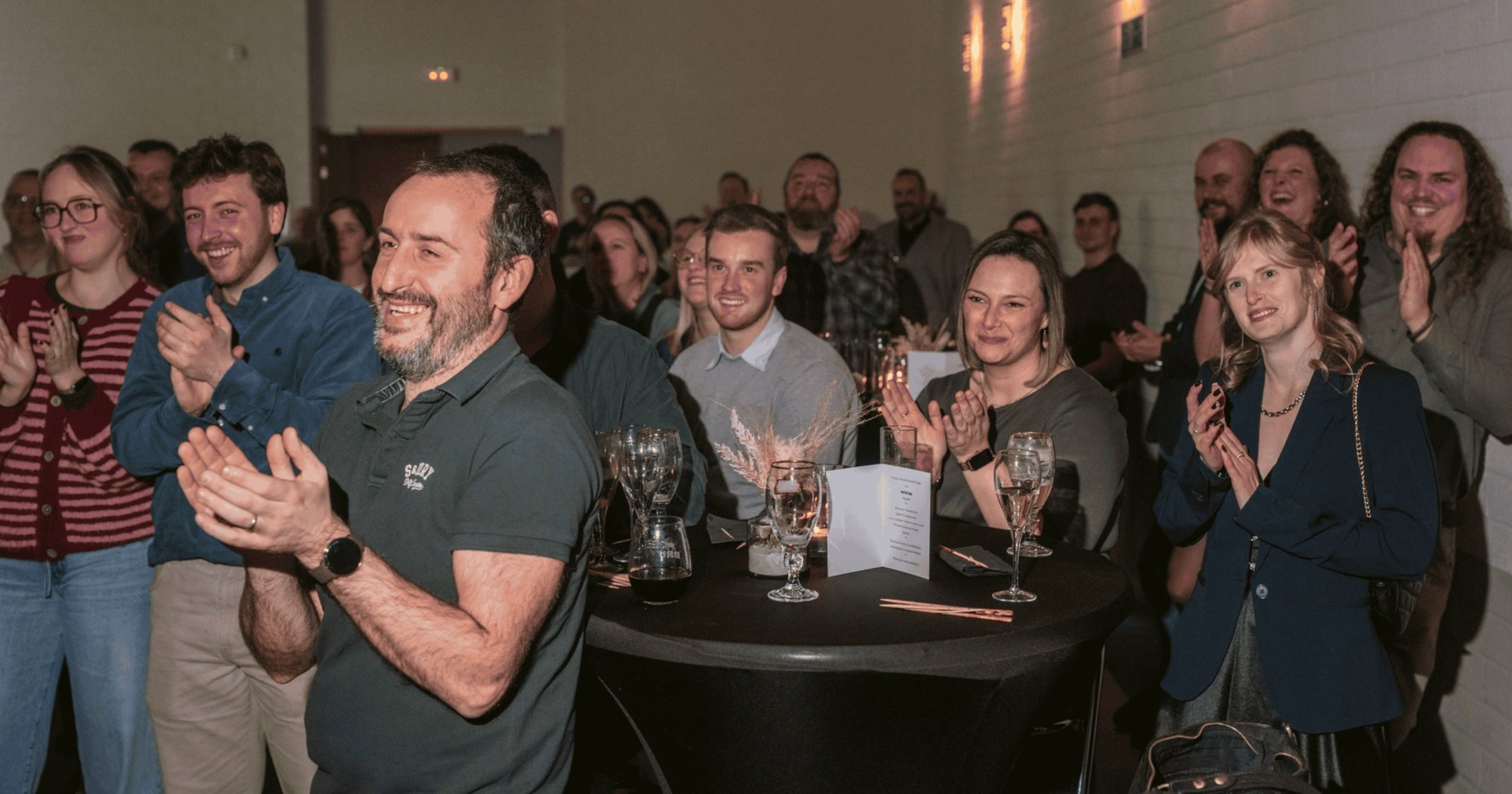 Collega’s van Van Cauter applaudisseren op het personeelsfeest 2026